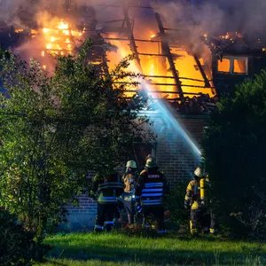 In der Nacht zu Donnerstag ist der Dachstuhl eines Einfamilienhauses in Wintermoor (Heidekreis) abgebrannt.