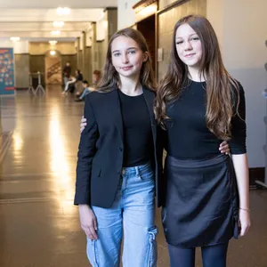 Alicia Cachinero (13, l.) und Leyla Kain (14) stehen in einem Flur der Handwerkskammer-Niederlassung.