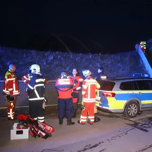 Feuerwehr- und Polizeikräfte am Einsatzort in Itzehoe.