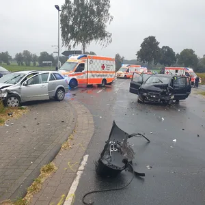 Die Unfallstelle in Oyten. Beide beteiligten Fahrzeuge mussten abgeschleppt werden.