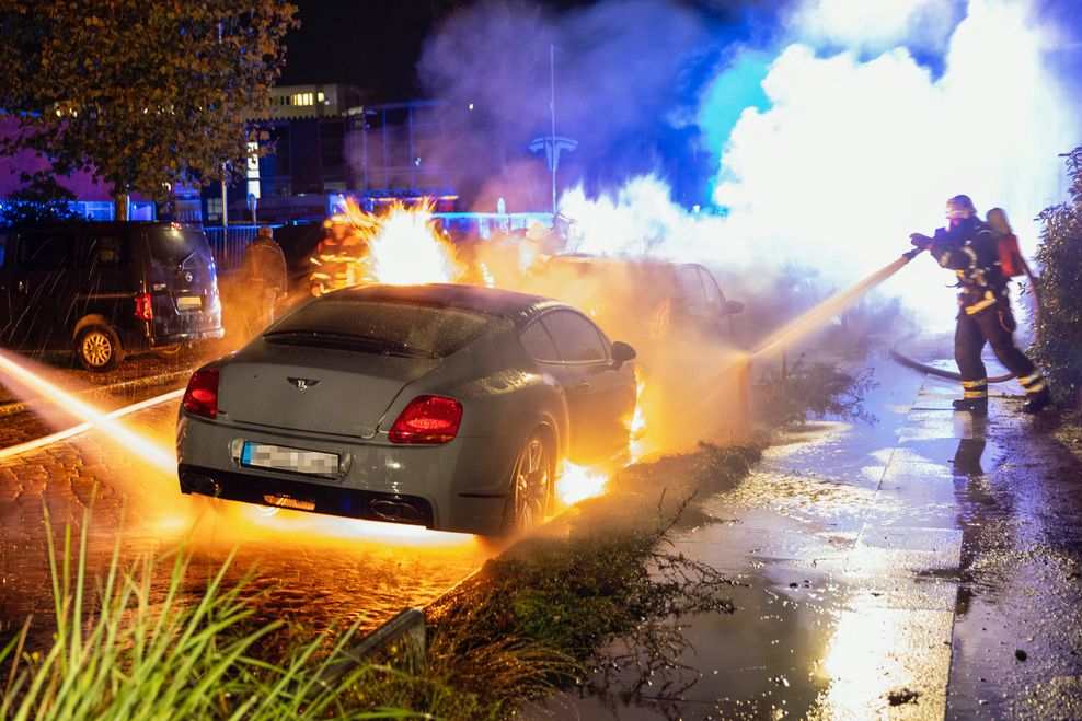 Von beiden Seiten löschten Feuerwehrkräfte die brennenden Fahrzeuge – hier einen teuren Bentley.