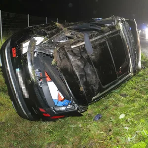 Das Fahrzeug überschlug sich bei dem Unfall. Der Fahrer wurde leicht verletzt.