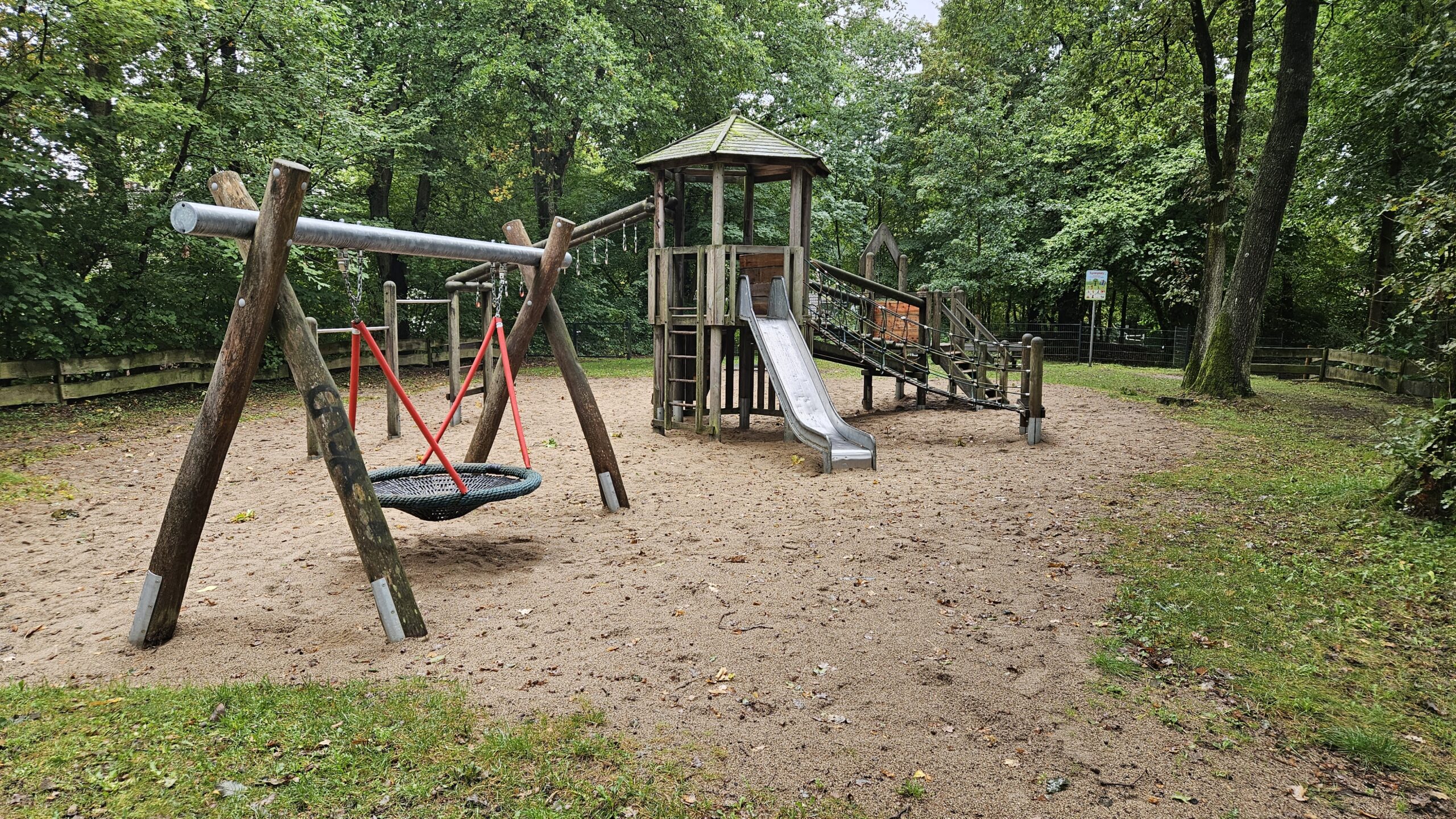 Von diesem Spielplatz in Trelde soll ein Mann versucht haben eine Siebenjährige zu entführen.