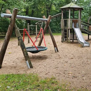 Von diesem Spielplatz in Trelde soll ein Mann versucht haben eine Siebenjährige zu entführen.