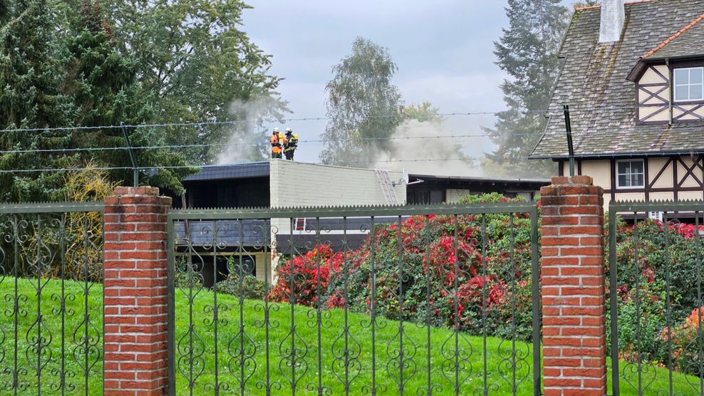 Nach einem Brand in einem Gebäude ist der Heide Park in Soltau evakuiert worden.