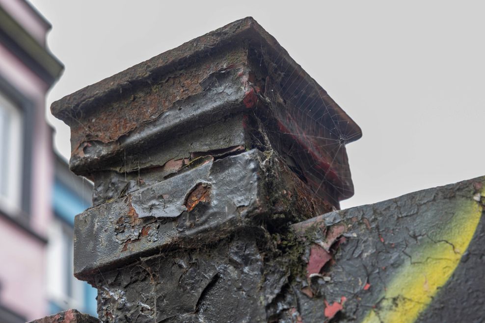 Rost am Tor zur Herbertstraße