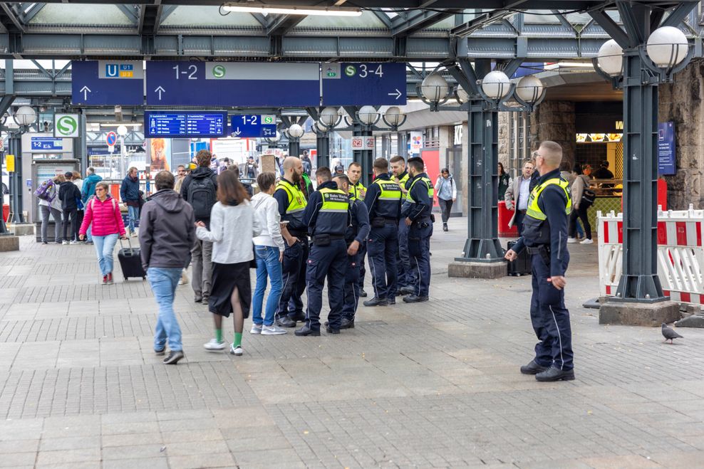 Die S-Bahn-Wache ist mit einer hohen Anzahl an Kräften am Hauptbahnhof vertreten.