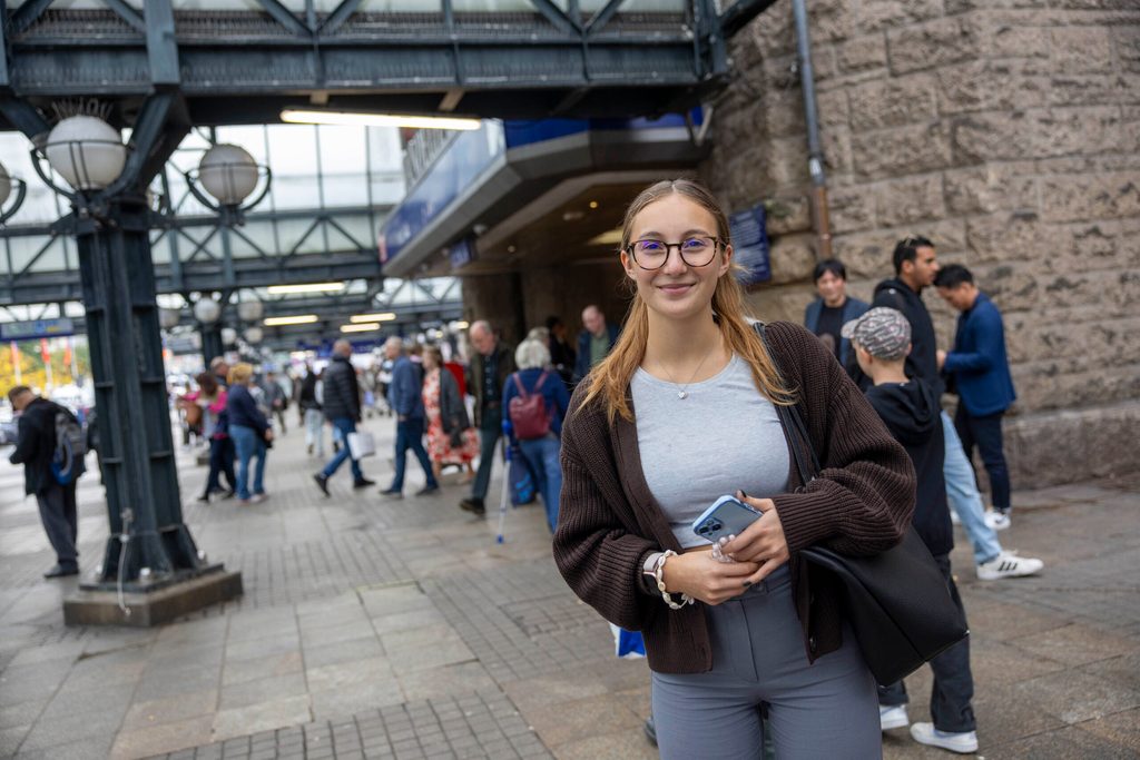 Lilleson D. (18) fühlt sich am Hamburger Hauptbahnhof nicht wohl.