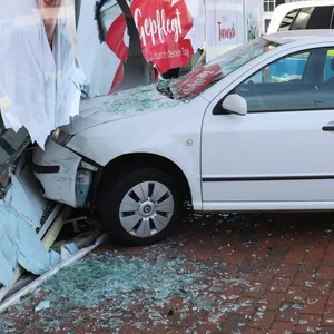 Eine 89-Jährige ist am Donnerstag mit ihrem Skoda ins Schaufenster einer Rossmann-Filiale gerast.