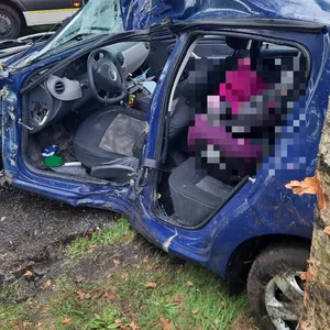 Der zerstörte Dacia war zum Unfallzeitpunkt ein Kindersitz. Ein Kind war aber nicht an Bord.