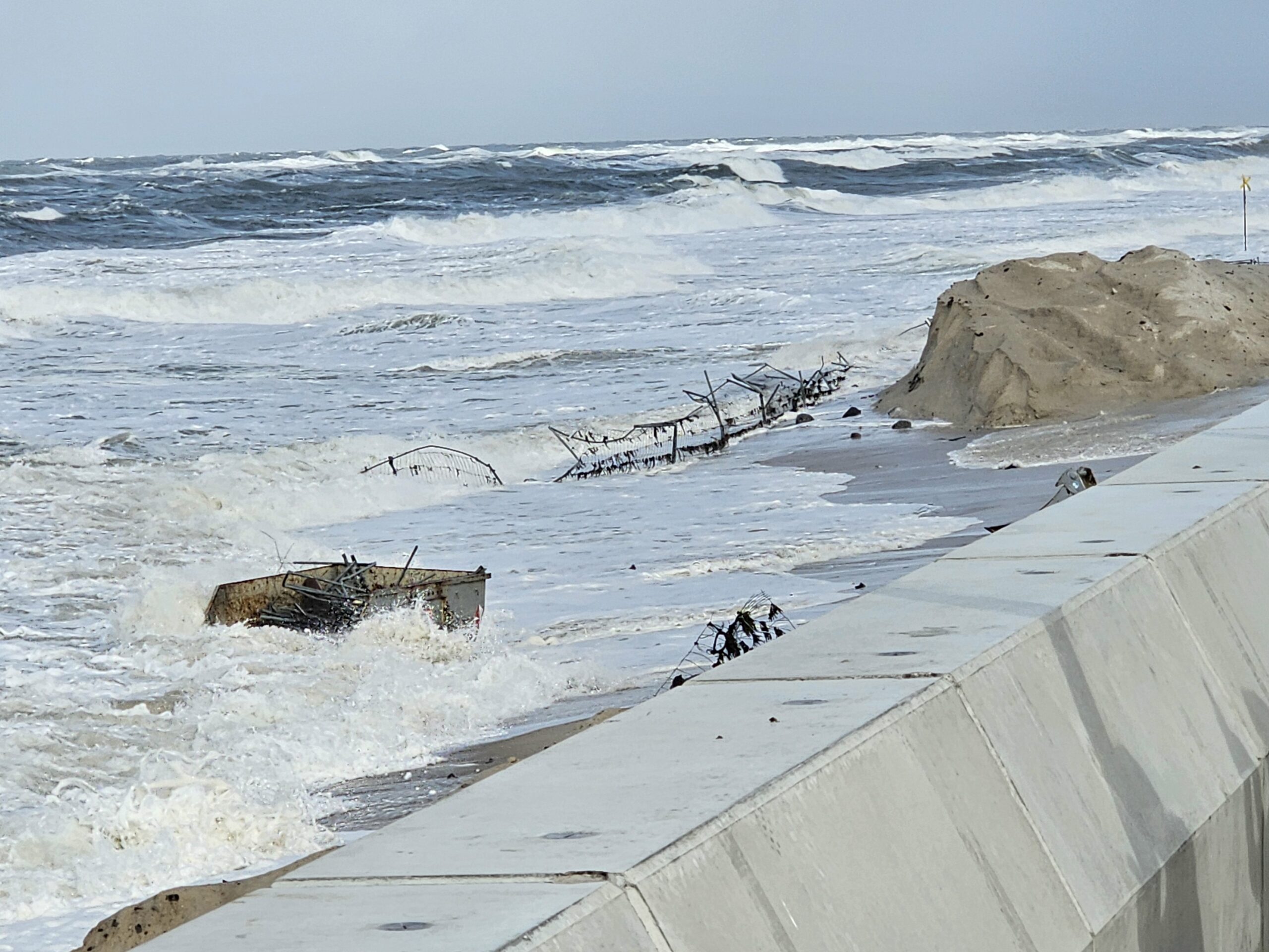Container und Zäune wurden von den Fluten in die Nordsee gerissen.