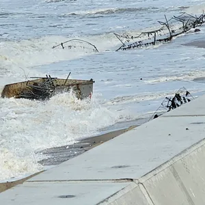 Container und Zäune wurden von den Fluten in die Nordsee gerissen.