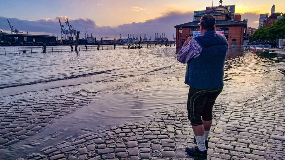 Mann mit Lederhose auf dem überschwemmten Fischmarkt.