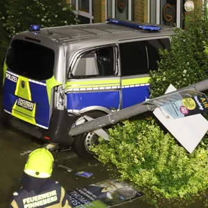 Der Unfallort in Pinneberg. Die Polizisten kamen vorsorglich in eine Klinik.
