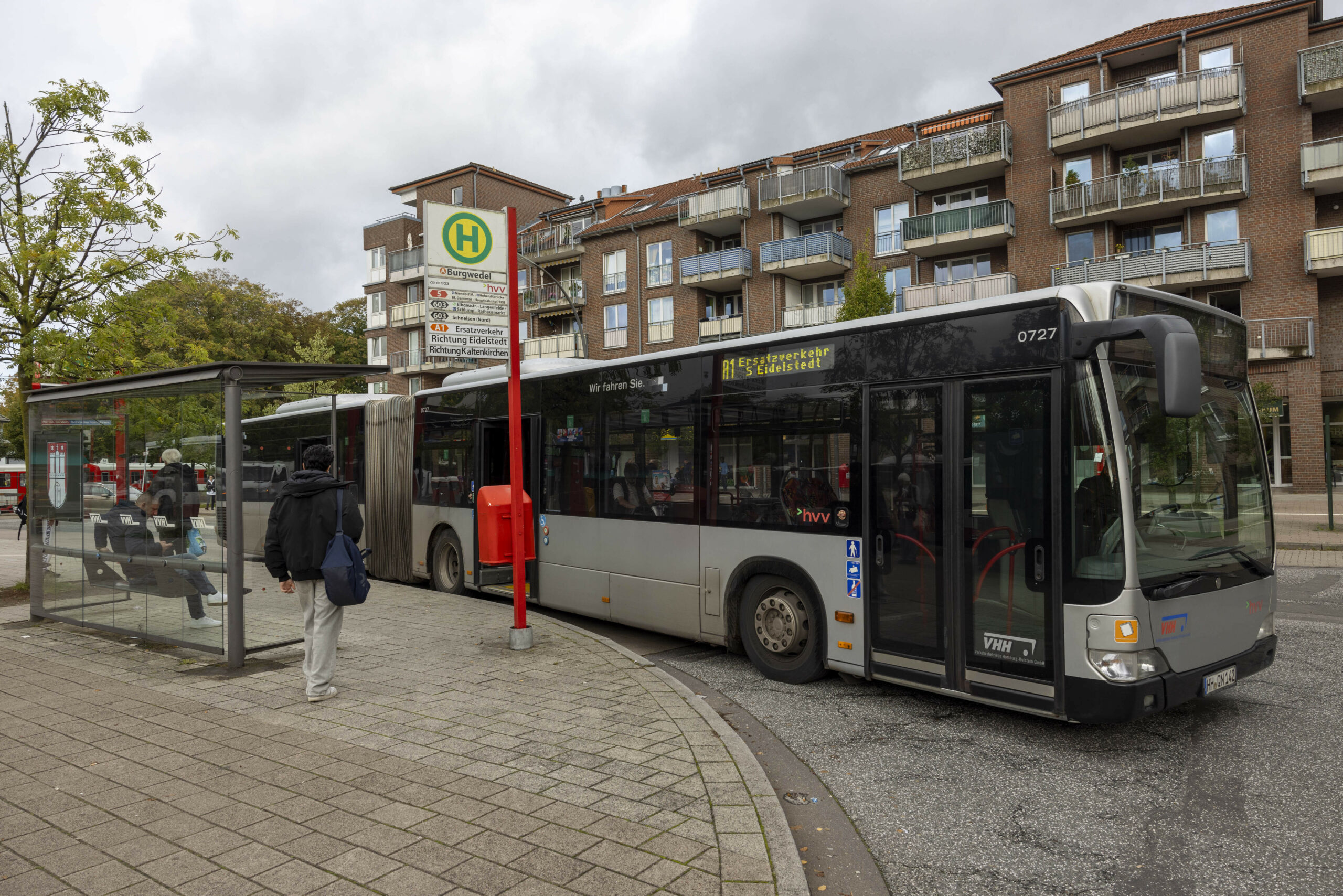 Ein Bus des Schienenersatzverkehrs an der Haltestelle Burgwedel in Schnelsen. Hier stoppte die Polizei den betrunkenen Busfahrer.