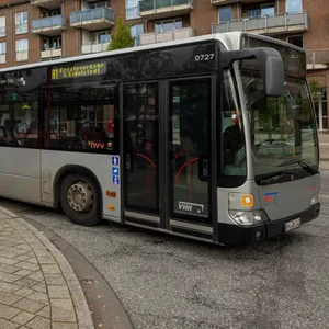 Ein Bus des Schienenersatzverkehrs an der Haltestelle Burgwedel in Schnelsen. Hier stoppte die Polizei den betrunkenen Busfahrer.