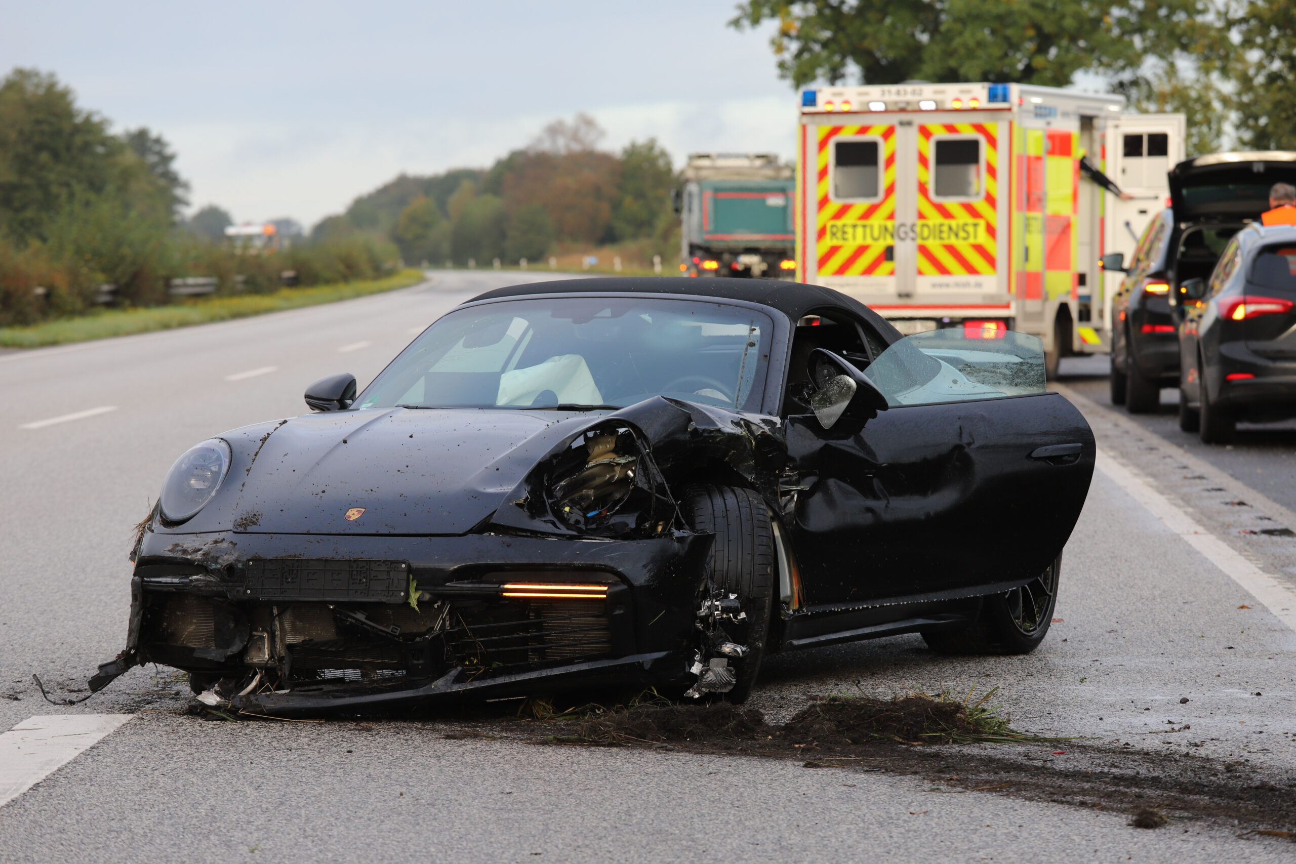 Der Porsche-Fahrer wurde durch den Unfall verletzt und kam ins Krankenhaus.
