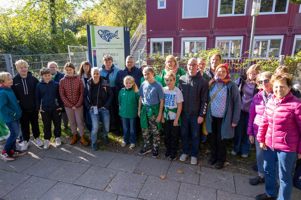 Menschen vor dem Gymnasium Finkenwerder