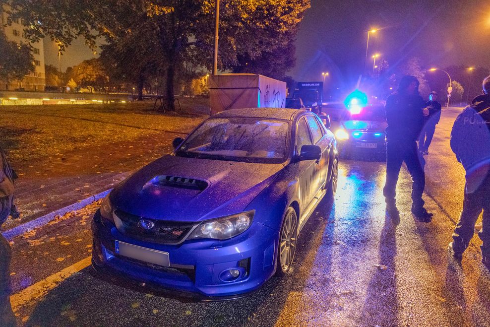Diesen blauen Subaru hielten die Beamten an.