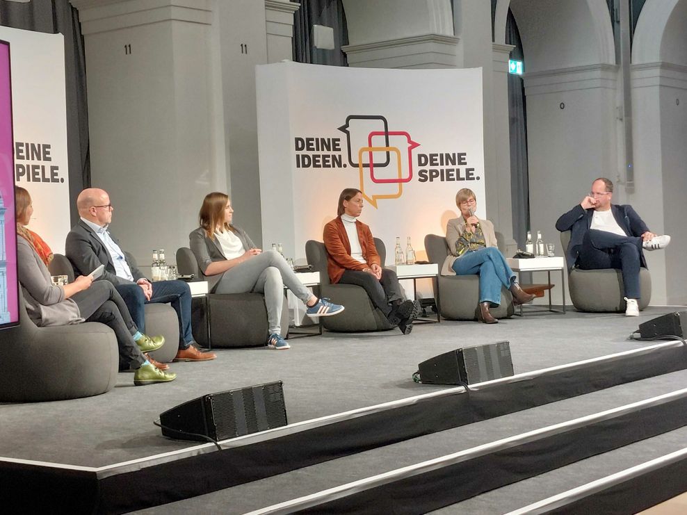 Talkrunde bei der DOSB-Veranstaltung in der Handelskammer. Als Gäste waren dort v.l.n.r. Boris Schmidt (Vorsitzender TSG Bergedorf), Mareike Miller (Paralympics-Siegerin), Katharina von Kondolitsch (HSB), Ingrid Unkelbach (Leiterin des Olympia-Stützpunkt HH) und Stephan Brause (DOSB)