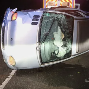 Unfall im Norden – Auto wird auf seite katapultiert