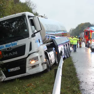 Tanklastzug auf Autobahn nahe Hamburg verunglückt – Fahrer reanimiert