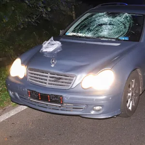 Dieser Mercedes erfasste die 15-Jährige, als sie am Donnerstagabend die Wittenberger Straße überqueren wollte.