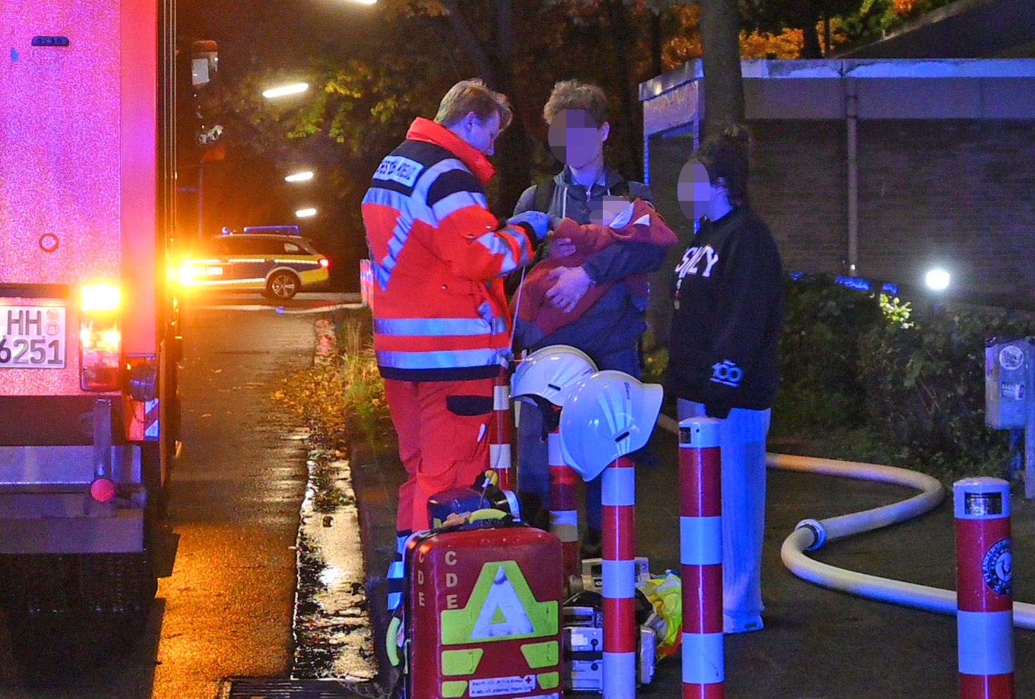 Feuer in Harburg: Ein Sanitäter versorgt das gerettete Baby.