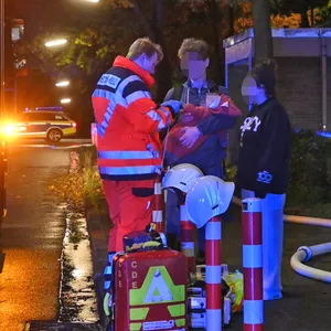 Feuer in Harburg: Ein Sanitäter versorgt das gerettete Baby.