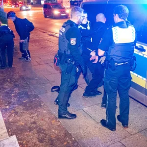 Der Mann leistete Widerstand – und wurde daraufhin zweimal von einem Polizeihund gebissen.