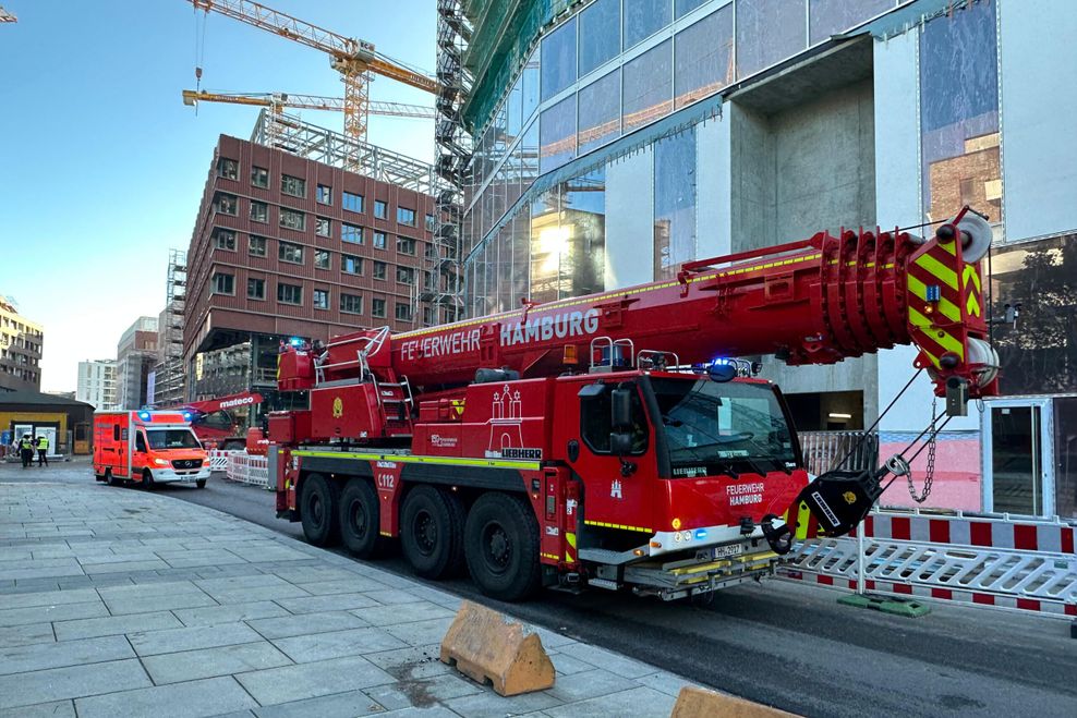 Auf der Baustelle des Westfield Überseequartiers in der HafenCity ist ein Gerüst eingestürzt.