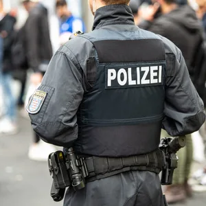 Polizist bei einer Razzia (Symbolbild)