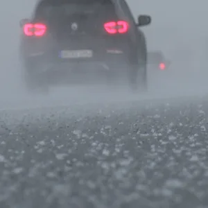 Bei starkem Hagelschauer ist ein Mensch in Niedersachsen bei einem Verkehrsunfall tödlich verunglückt.