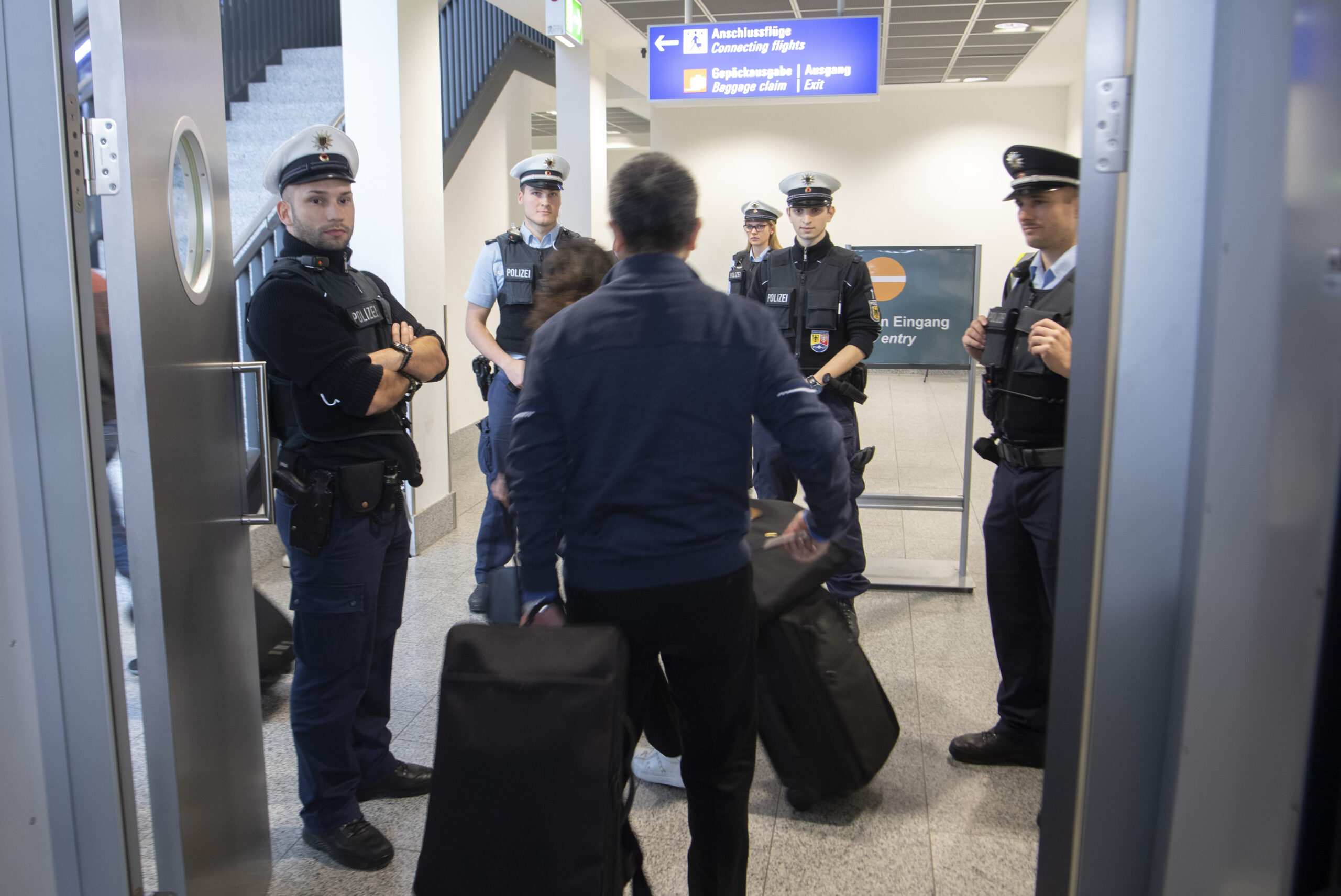 Bundespolizei nimmt Frauen-Schläger am Flughafen fest