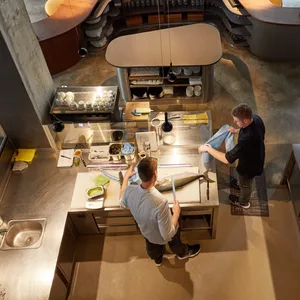 Blick auf den langen Tisch im Restaurant „The Table“ von Kevin Fehling