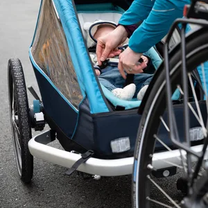 Ein stark betrunkener Mann stürzte auf einen Fahrradanhänger, in dem ein Kleinkind saß. (Symbolfoto)