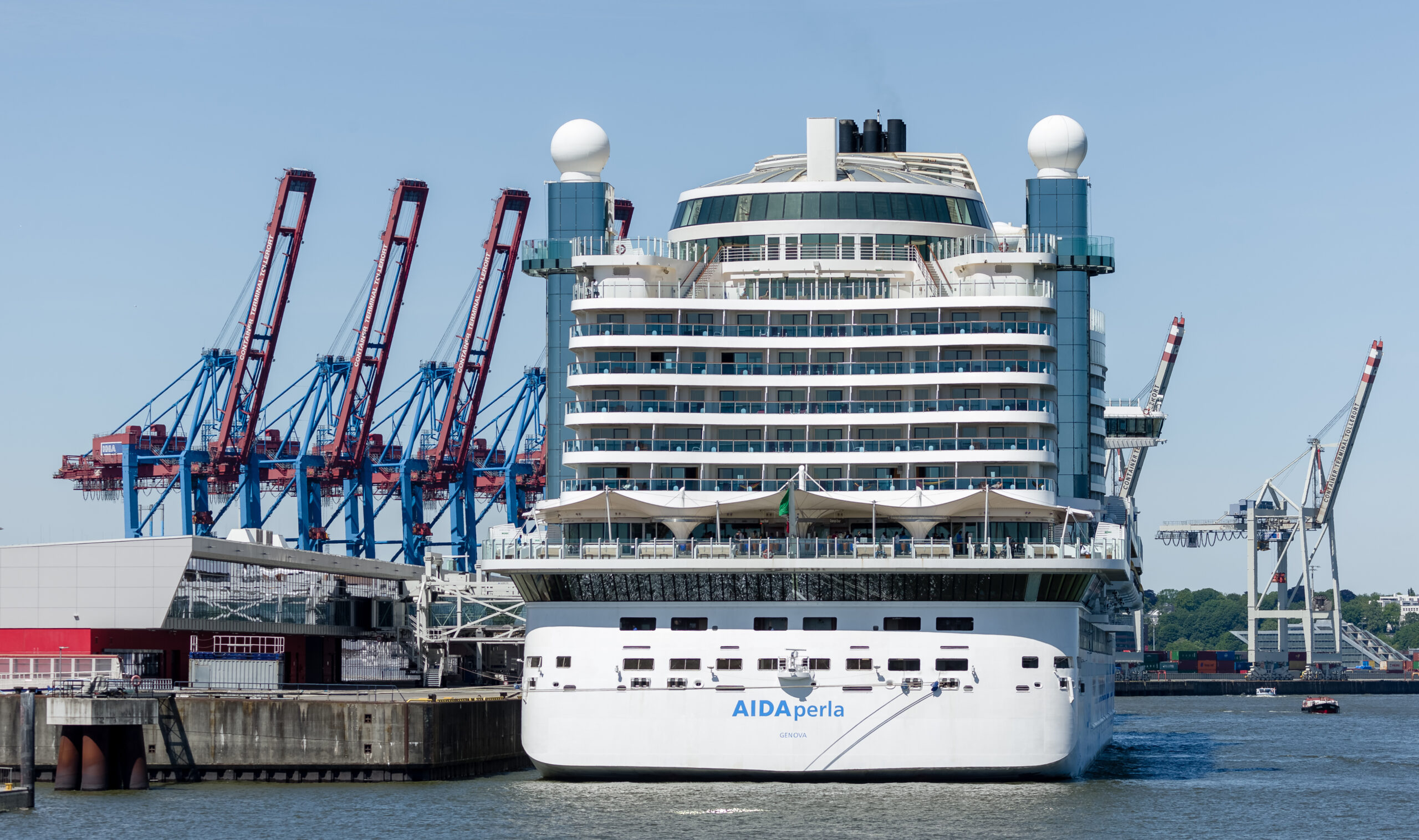 Das Kreuzfahrtschiff „Aida Perla“ der Reederei Aida Cruises parkt im Hamburger Hafen. (Archivbild)
