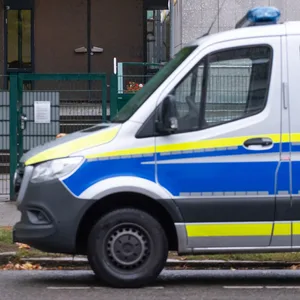 Ein Mannschaftswagen der Polizei parkt vor dem Eingangsbereich der Synagoge in Hamburg. (Archivbild)