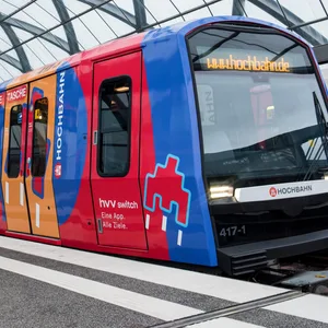 Eine bunte U-Bahn vom Typ DT5 steht im Bahnhof Elbbrücken. (Archivbild)