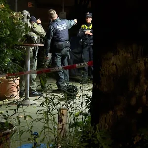 Spezialkräfte der Polizei besprechen das weitere Vorgehen.