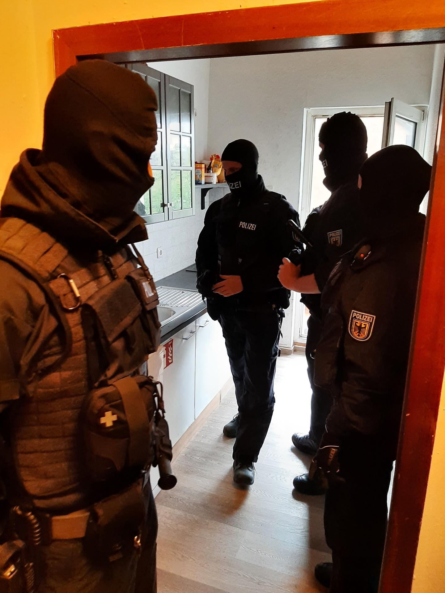 Beamte der Bundespolizei bei der Razzia in einer Wohnung in Duisburg.