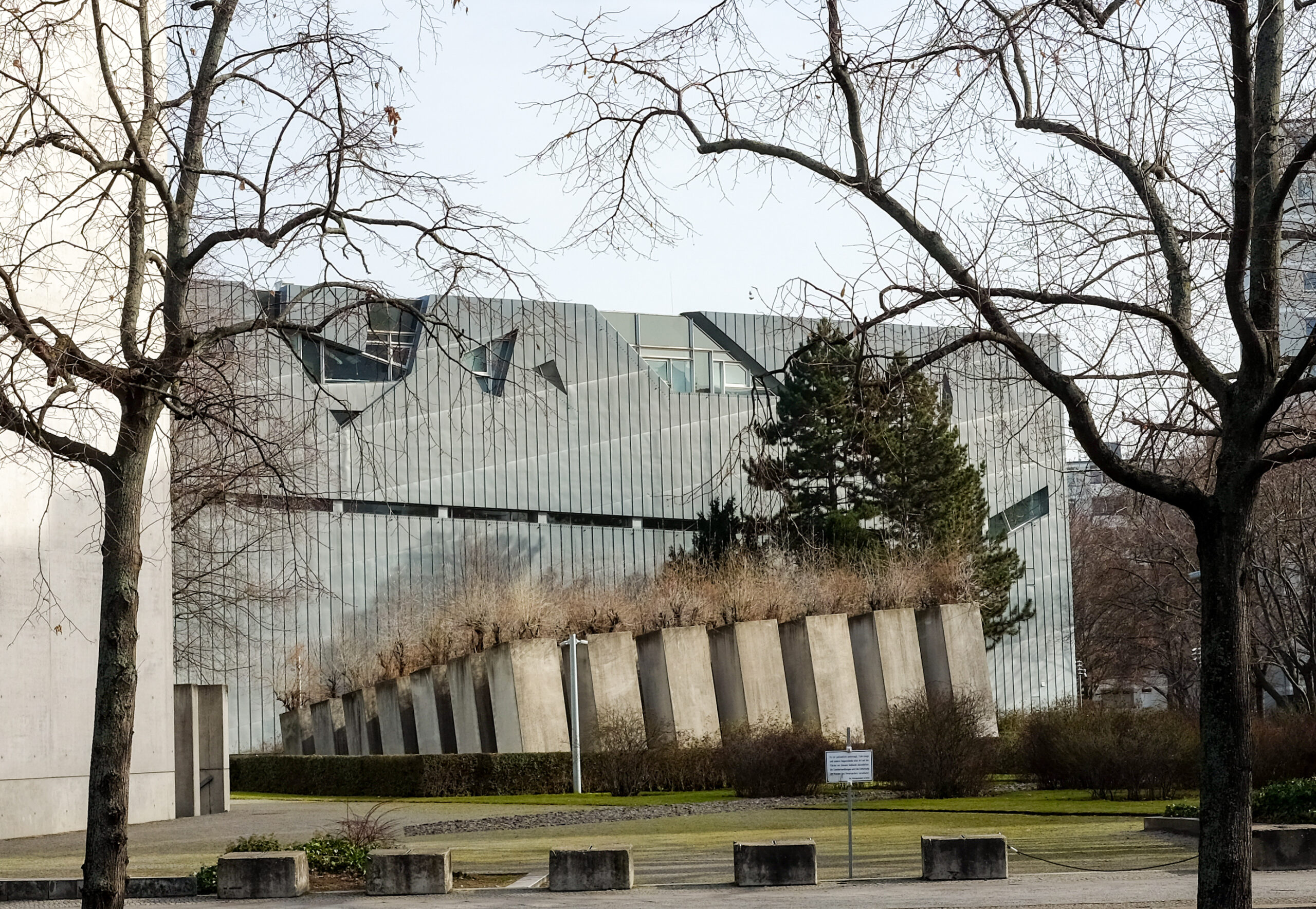 Blick auf die markante Fassade und Pflanzungen vom Jüdischen Museum in Berlin. (Symbolbild)