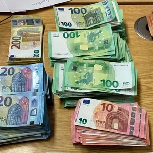 Bei einer Zollkontrolle wurden große Mengen mutmaßlich illegales Bargeld sichergestellt (Archivbild).
