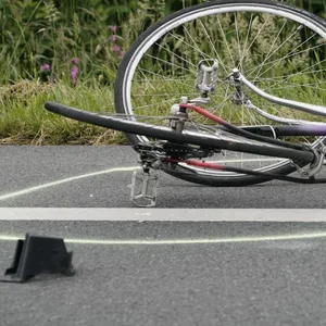 Im Norden: Radfahrer verleirt bei Sturz Zäne – Plizei sammelt sie ein