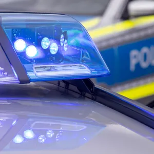 Blaulicht auf einem Polizeiwagen (Symbolfoto)