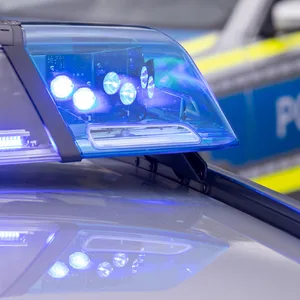 ein Blaulicht auf einem Polizeiauto