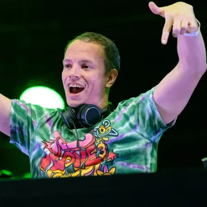Musiker Frans Zimmer alias Alle Farben, DJ und Musikproduzent, spielt als Aftershow-Act auf der Bühne sein Set.