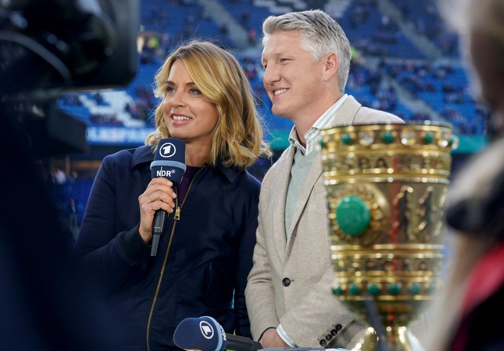 Während ihrer Zeit bei der „Sportschau“ stand Jessy Wellmer oft mit Weltmeister Bastian Schweinsteiger vor der Kamera. (Archivbild)