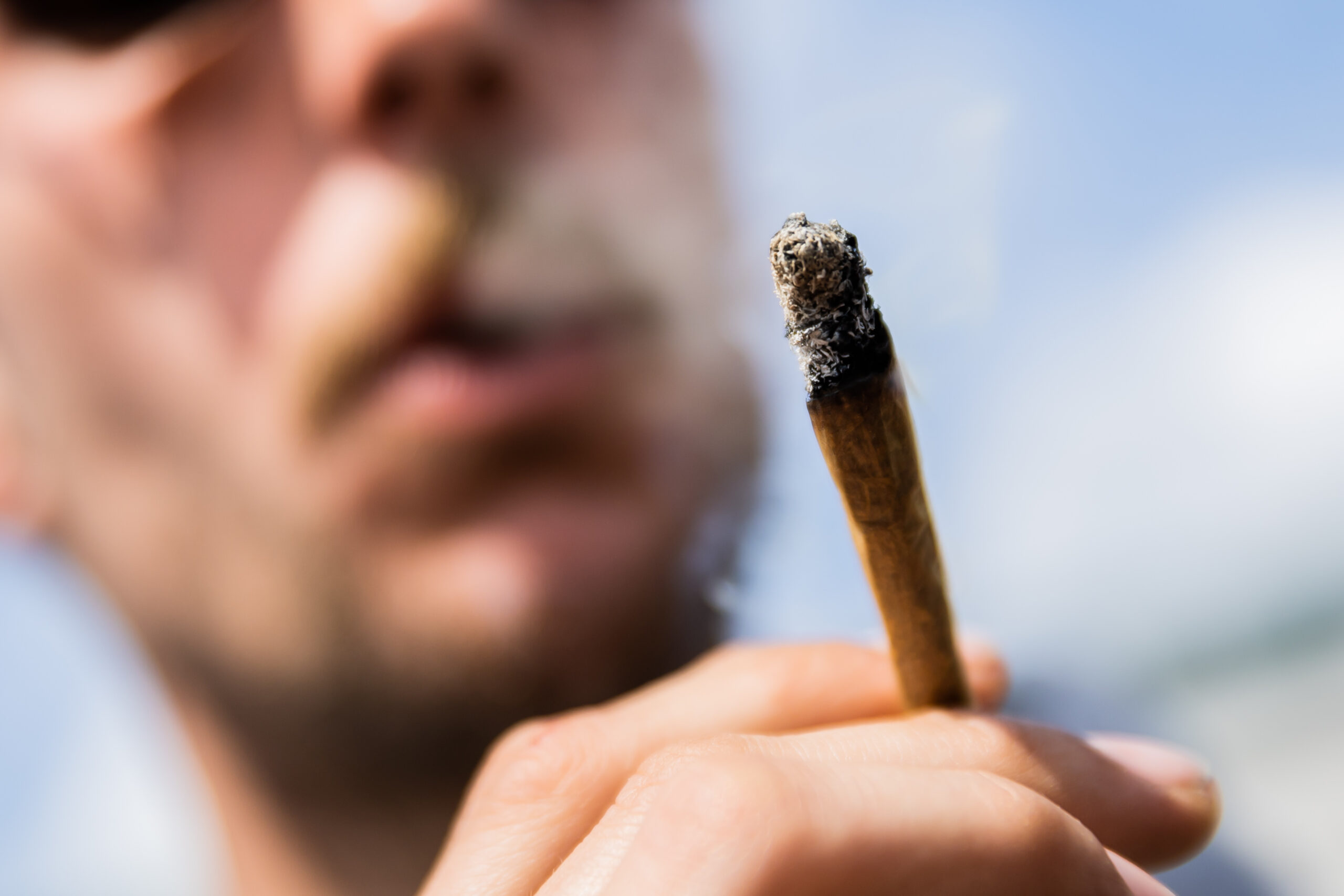 Ein Mann raucht einen Joint (Symbolbild).