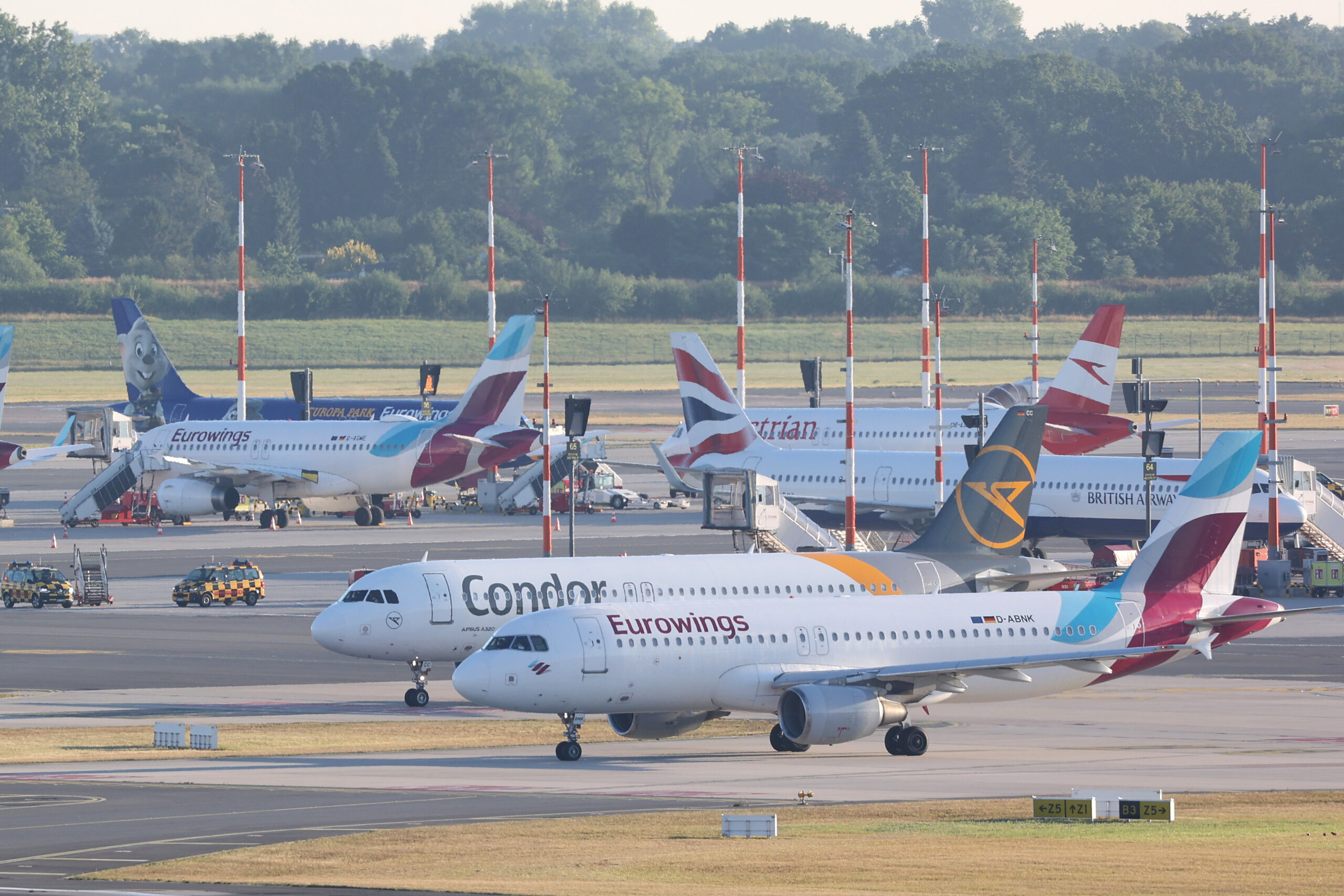 Flugzeuge der Gesellschaften Eurowings und Condor stehen am Hamburger Flughafen. (Archivbild)